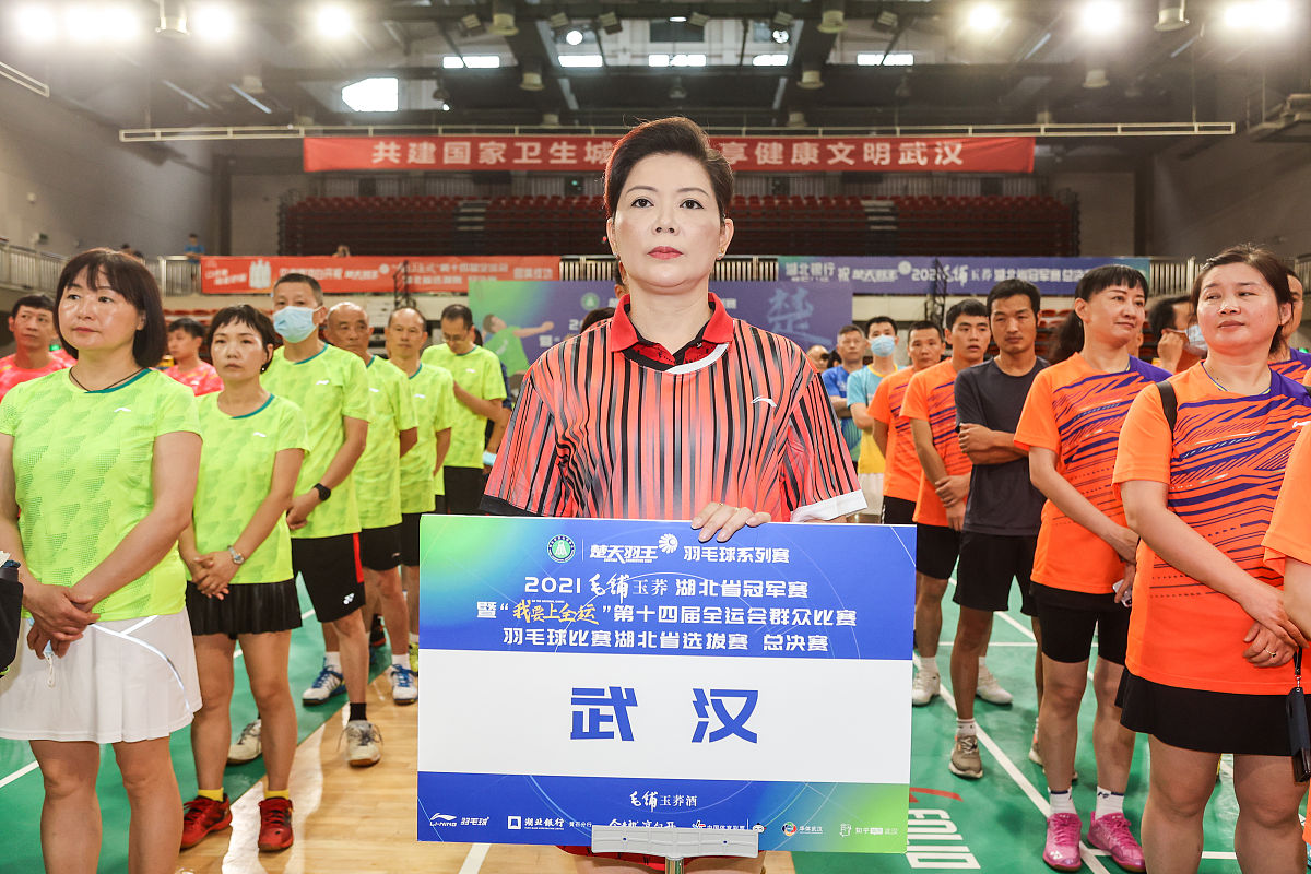 包含运动员们在场上挥洒汗水，为观众带来精彩的表演的词条