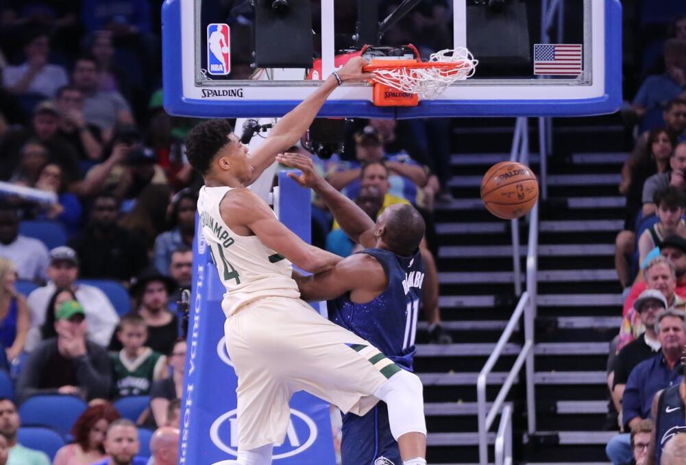 上周最佳字母哥生涯第15次 布克比肩小斯纳什 上周最佳字母哥生涯第15次 布克比肩小斯纳什