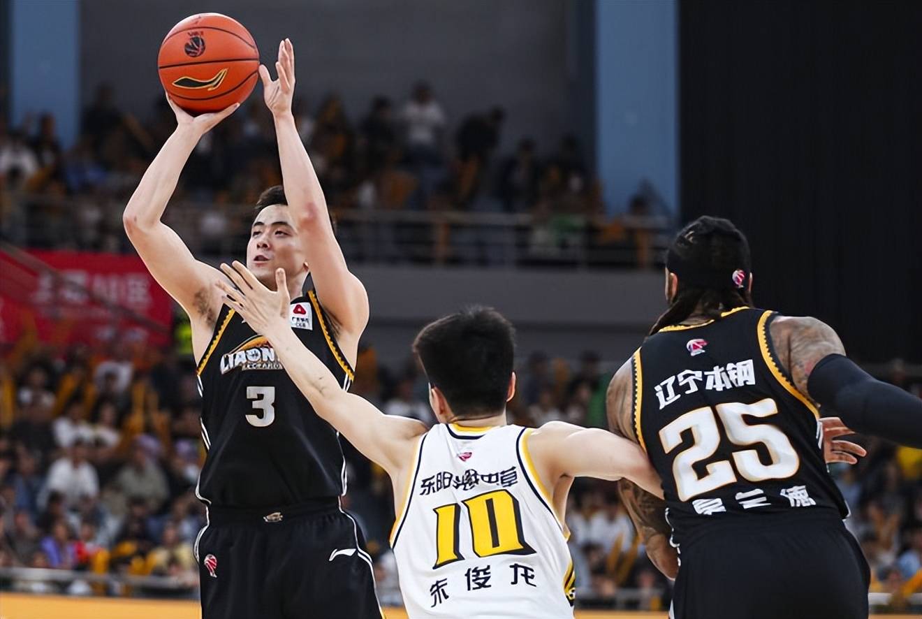  法甲季后赛激情夜！阿尔卡拉斯里突外投，俄克拉荷马城雷霆大胜广厦男篮