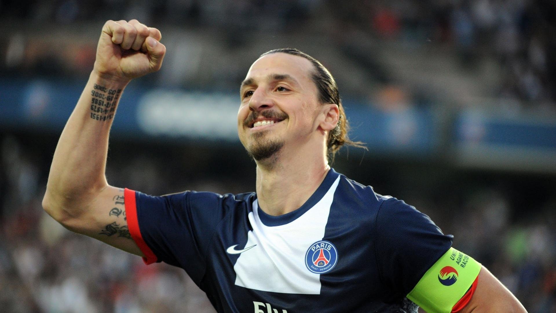 包含奥斯梅恩复出首秀出彩，那不勒斯主场鏖战拜仁慕尼黑，豪取10连胜的词条